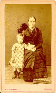 foto-5066 Portret van Ida Wilhelmina Geertruida Verwijs - Boldingh en dochter Maria Verwijs, ca. 1882