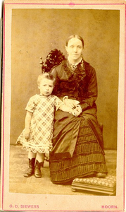 foto-5067 Portret van Ida Wilhelmina Geertruida Verwijs - Boldingh en dochter Maria Verwijs, ca. 1882