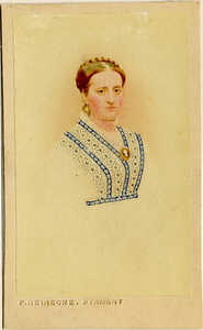 foto-586 Marg. Lambertina Swart, gehuwd met Jhr. P. Opperdoes Alewijn, 185-?