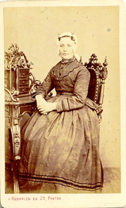 foto-6437 Portret van Grietje Schermer, omstreeks 1874, 187-?