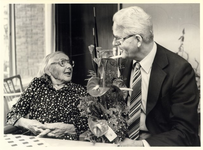 foto-6731 Burgemeester Tjaberings van Hoorn feliciteert Aaltje Valentijn - Water met haar 103e verjaardag, 1979