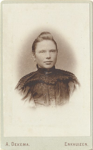 7599 Portret van Maartje Broer, omstreeks 1890, 189-?