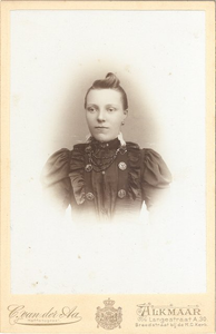8105 Portret van Anna Vis, omstreeks 1900, 19-?