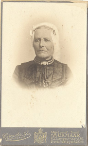 8315 Portret van Guurtje Houtlosser, ca. 1910