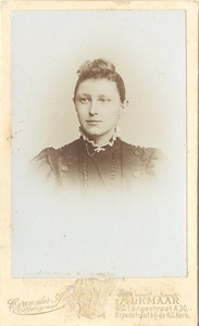 8455 Portret van Geertje van der Hoofd, omstreeks 1900, ca. 1900