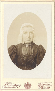 foto-8463 Portret van een vrouw, omstreeks 1890, 189-?