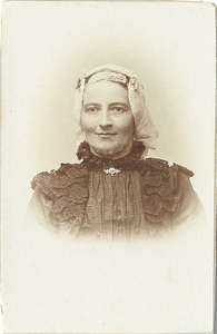 9327 Portret van Grietje Bronkhorst omstreeks 1900, ca. 1900