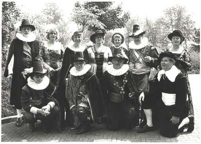 12850 College van Burgemeester en Wethouders van Hoorn poseert in historische kledij, 199-?