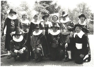 foto-12850 College van Burgemeester en Wethouders van Hoorn poseert in historische kledij, 199-?
