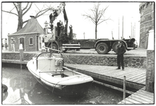 foto-15318 Wethouder Theo Hoogkamer laat nieuwe boot Havendienst te water, 1998