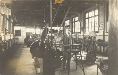 foto-15342 J. D. Groet in de bankwerkerij van de Ambachtsschool Hoorn en Omstreken, 24 juni 1925, 1925
