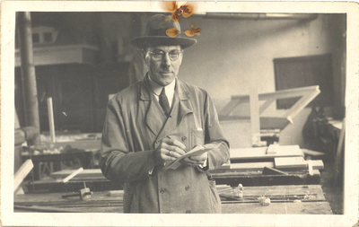 foto-15349 Leraar Frans Kruithof in zijn werkplaats van de Ambachtsschool te Hoorn, 1938