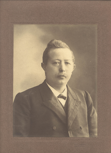 foto-L35 Portret van Willem Saal, directeur/dirigent van Gemengd Koor Jacob Kwast uit Wognum, omstreeks 1912, ca. 1910