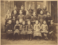 foto-10333(48) Foto van een klas van een lagere meisjesschool, ca. 1890