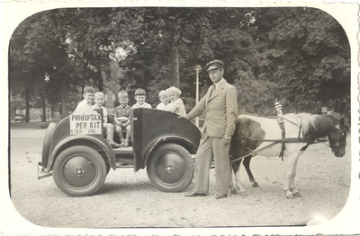 foto-10440 De pony-taxi van M. Sluy uit Haarlem op de Hoornse kermis, 1938