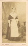 foto-10442 Portret van Annette Visser, weesmeisje te Hoorn, ca. 1872