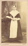 foto-10443 Portret van Elisabeth Visser, weesmeisje te Hoorn, ca. 1872