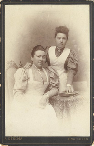 foto-10936 De eerste wijkverpleegsters, omstreeks 1894, ca. 1894
