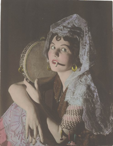 foto-11061 Dame gekleed in Spaans danseres-kostuum, ca. 1920