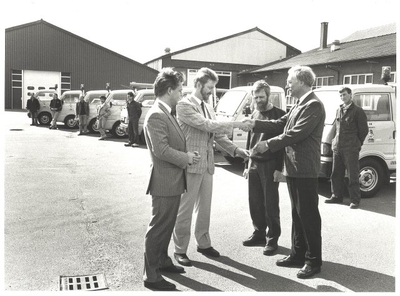 foto-12007 Overdracht auto's aan Openbare Werken gemeente Hoorn op 28 april 1989, 1989