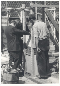 foto-24318 Loco-burgemeester J. Ligthart legt eerste steen voor brandweergarage Grootebroek, 1958, 18 augustus