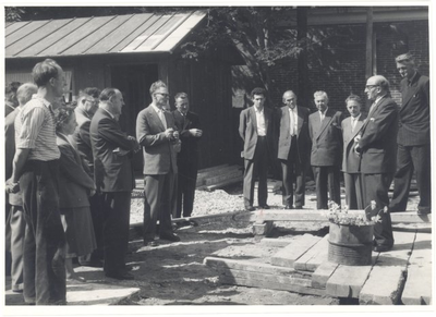 foto-24319 Loco-burgemeester J. Ligthart legt eerste steen voor brandweergarage Grootebroek, 1958, 18 augustus
