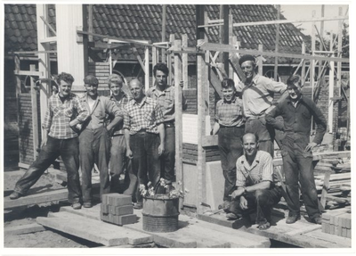 foto-24320 Loco-burgemeester J. Ligthart legt eerste steen voor brandweergarage Grootebroek, 1958, 18 augustus