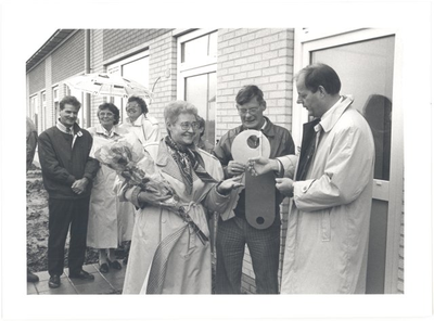 foto-25034 Overhandiging sleutel aan de eerste bewoners van woning in plan Rozenboom (fase I) te Bovenkarspel, 1989, 26 ...