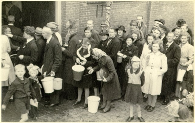 foto-3488 Hoorn na de bevrijding, 1945