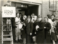 foto-3493 Uitdelen van melk aan het Jeudje bij de Horna Melkfabriek, 1945