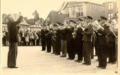 foto-4095 Optreden Hoornse Muziekvereniging Apollo op de Rode Steen te Hoorn op 5 mei 1945, 1945, 5 mei