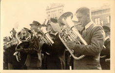 foto-4096 Optreden Hoornse Muziekvereniging Apollo op de Rode Steen te Hoorn op 5 mei 1945, 1945, 5 mei