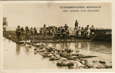 foto-5914 Zuiderzeewerken Medemblik : het zinken van stukken, 1929?