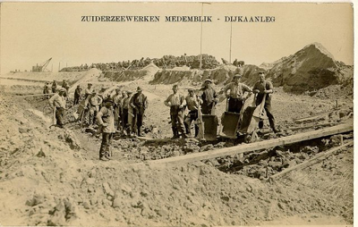 foto-5915 Zuiderzeewerken Medemblik : dijkaanleg, 1929?