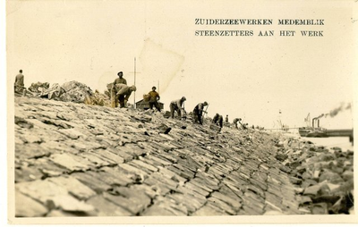 foto-5917 Zuiderzeewerken Medemblik : Steenzetters aan het werk, 1929?