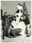 foto-6705 Jeugd uit Hoogkarspel maakt een sneeuwpop, 1979, februari (winter)