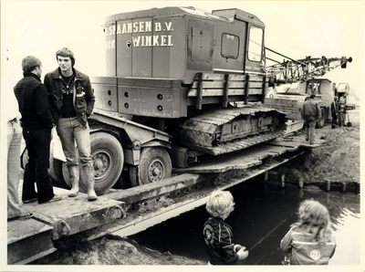 foto-6724 Dieplader gaat door noodbrug in de Grote Waal, 1979, 11 juni