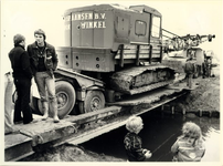 foto-6724 Dieplader gaat door noodbrug in de Grote Waal, 1979, 11 juni