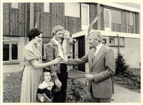 foto-6726 Wethouder A. Sijm overhandigt sleutel aan eerste bewoners Houtzaagmolen, het echtpaar Posthumus, 1979, 14 juni
