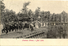 foto-7076 Fanfarecorps West-Frisia en bevolking maken een ronde door het dorp, 1906, 1 juli
