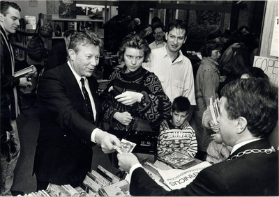 foto-7137 Boekenmarkt Stuurgroep Vrede en Internationale Samenwerking in de Centrale Openbare Bibliotheek Hoorn, 1989, 1 mei