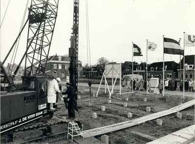 foto-7143 Gedeputeerde M. de Boer slaat eerste paal voor 55 woningen op voormalig gasfabriekterrein, 1989, 17 november