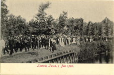 foto-7333 Fanfarecorps West-Frisia en bevolking maken een ronde door het dorp, 1906, 1 juli