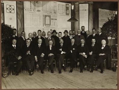 foto-L221 Bestuur en onderwijzend personeel van de Ambachtsschool in Hoorn, ca. 1930