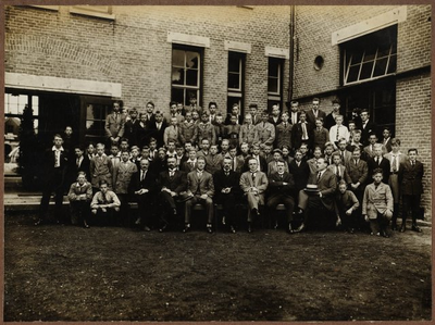 foto-L222 Onderwijzend personeel en leerlingen van de Ambachtsschool in Hoorn, ca. 1920