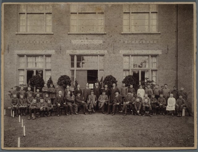 foto-L223 Bestuur, leraren, huishoudelijk personeel, leerlingen in 1915, 1915