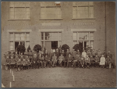 foto-L224 Bestuur, leraren, huishoudelijk personeel en leerlingen van de Ambachtsschool in 1915, 1915