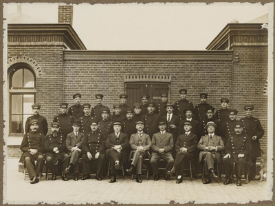 L277 Personeel van de Rijkswerkinrichting op het Oostereiland te Hoorn, ca. 1920