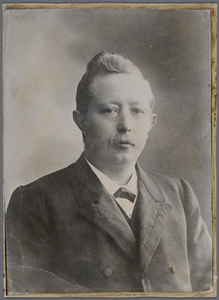 foto-L36 Portret van Willem Saal, directeur en dirigent Gemengd Koor Jacob Kwast uit Wognum, 1912, 1912