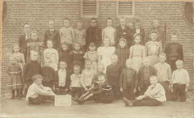 foto-15377 Klas van de openbare lagere school Medemblik omstreeks 1890, 189-?